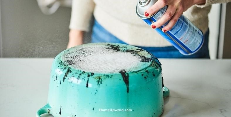 cleaning the outside of your le creuset pan
